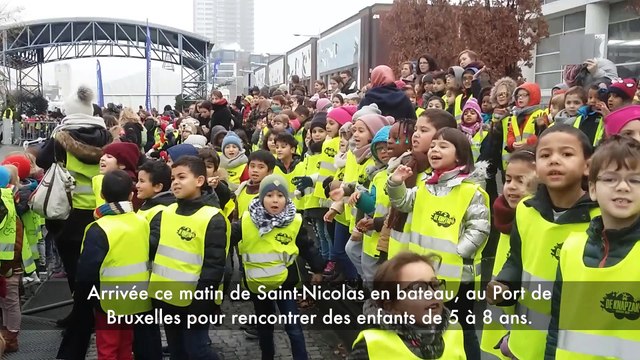 Saint Nicolas arrive en bateau au Port de Bruxelles à la rencontre de petits Bruxellois