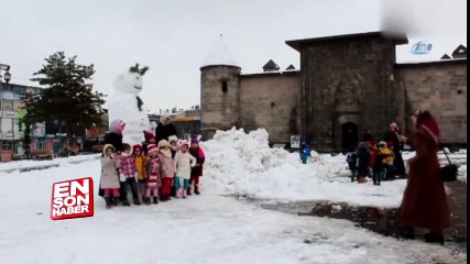 Erzurum’da 3 metrelik kardan adam yapıldı