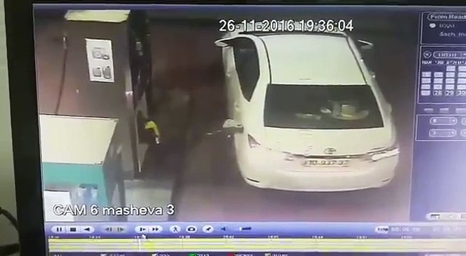 Hey guys this is serious!!! pay attention!!! static electric charge can do this...... Always touch metal before touching the fuel nozzle!!!!!! Credit- @scoops.rotter.net