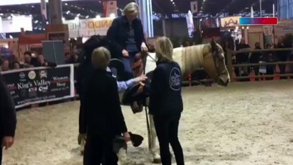 Marine Le Pen s’éclate au salon du cheval