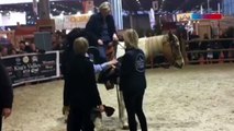 Marine Le Pen s’éclate au salon du cheval