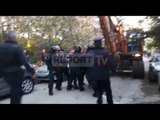 Report TV - Policia gjatë shoqërimit të personave që kundërshtojne prishjen