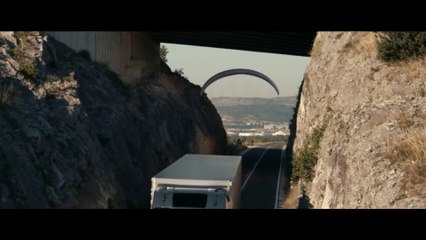 Volvo Trucks tire le parapentiste Guillaume Glavani