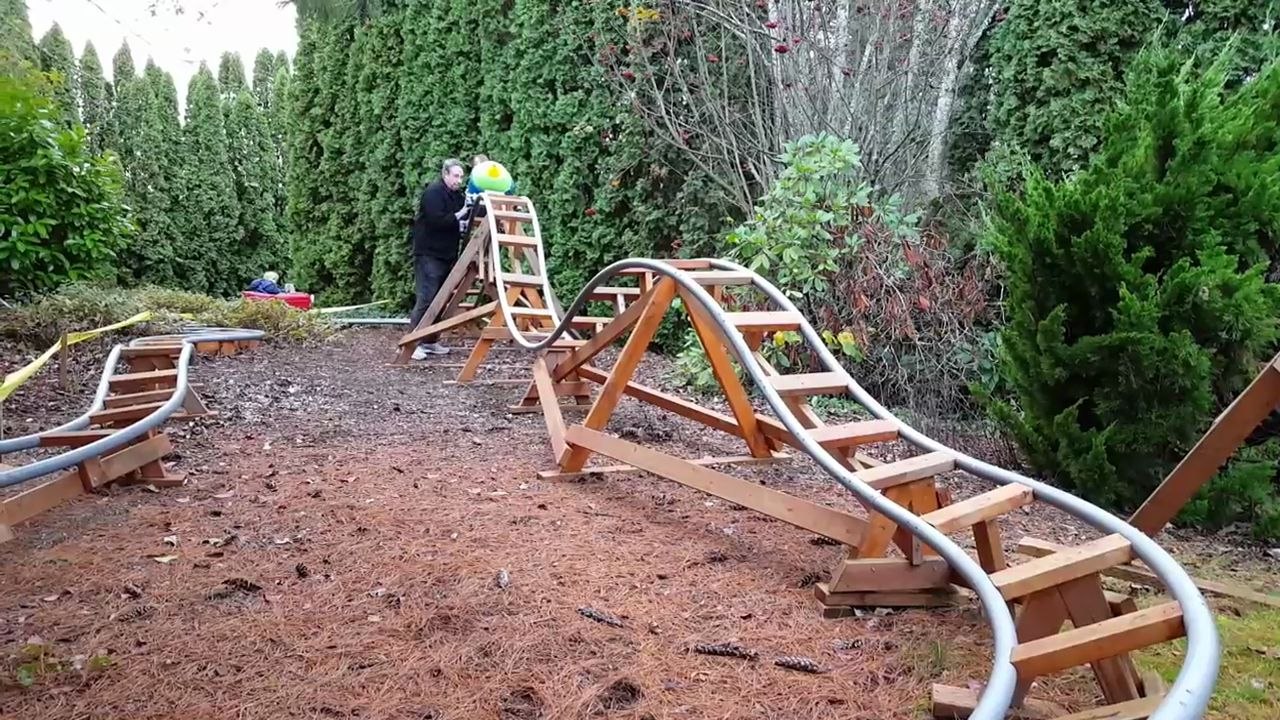 Des montagnes russes pour ses enfants dans le jardin