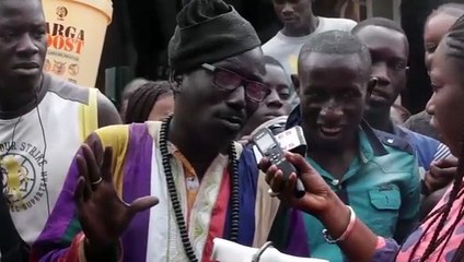 Ce vieux pompe les $eins des femmes uniquement à 100frs cfa…Regardez !