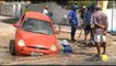 Correio Verdade - Três veículos caíram em um buraco aberto por um cano estourado no bairro Treze de Maio