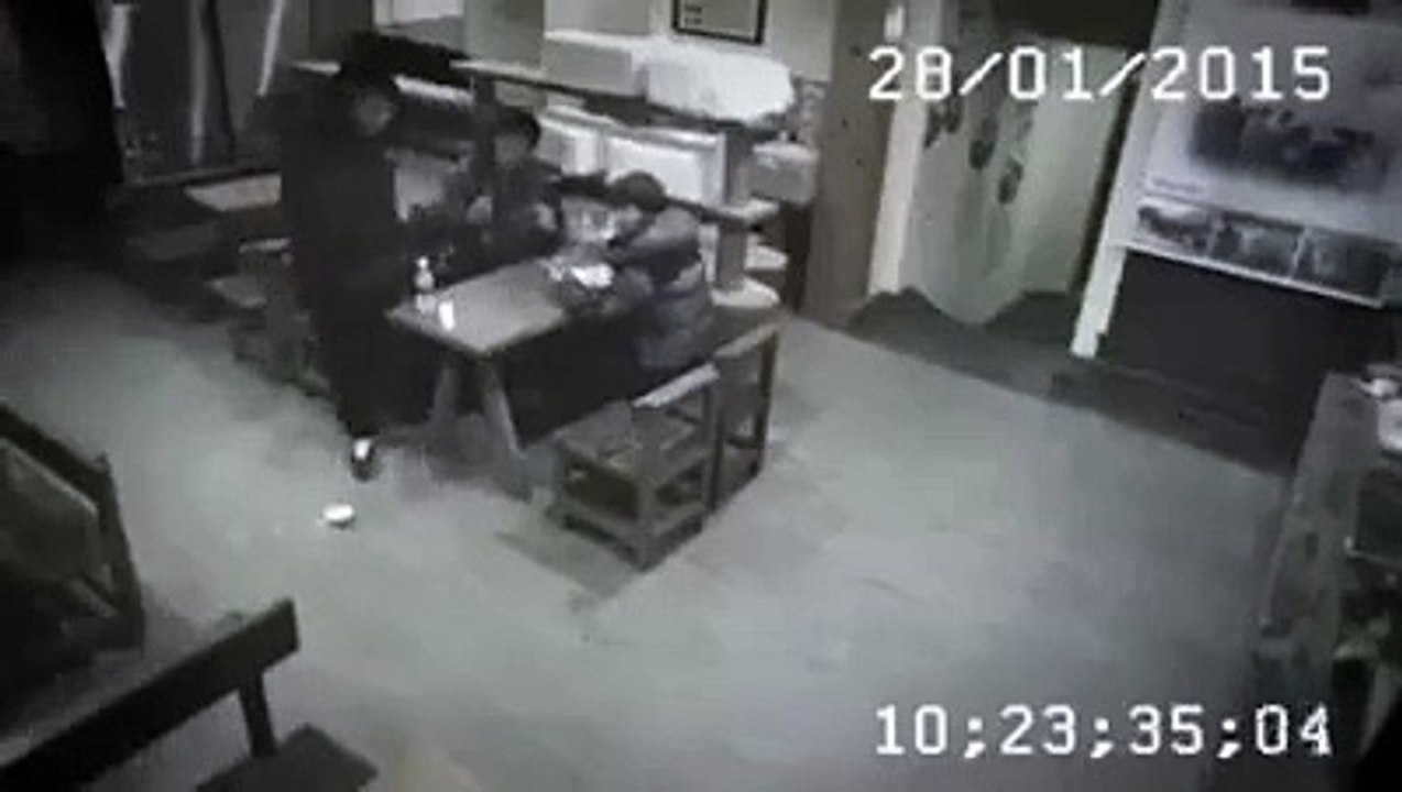 Dayağı zorla çağıran gençler