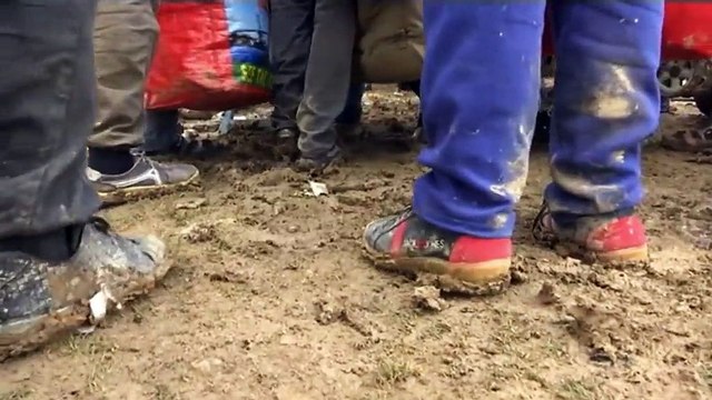 Des centaines d'Irakiens fuient les combats dans les quartiers périphériques de Mossoul