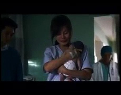 Neonato muore poco dopo il parto. Guarda cosa accade quando la madre lo abbraccia!