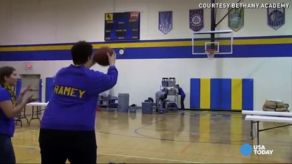 Se centra il canestro, sua figlia avrà la borsa di studio. Incredibile ciò che fa la palla!