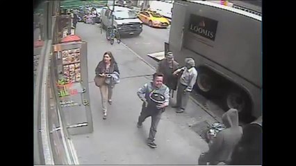 Un passant vole un seau rempli d'or dans un fourgon blindé ouvert