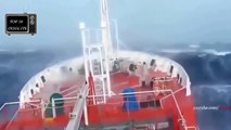 TOP 10 INCROYABLES Bateaux Pris en plein TEMPÊTE !!! VAGUE MONSTRUEUSE à la Hauteur d'une MONTAGNE
