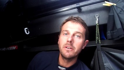 J27 : Stéphane Le Diraison en pleine réparation de son support de pilote / Vendée Globe