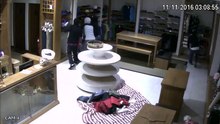 Au brésil - Un vol en 2min d'un magasin de vêtements