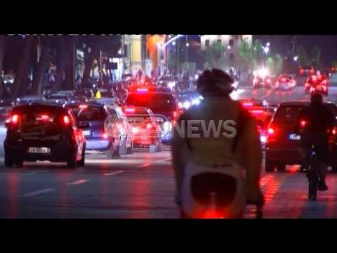 Ora News – Tiranë, tmerrohen qytetarët nga dy persona që lëviznin me makinë të armatosur