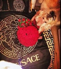 Tufa me lule, pishina e makina luksi, këto janë vajzat "pasanike" të Shqipërisë