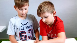 Justin & Luca öffnen Minions Kinder Ü-Eier Überraschungseier - Ü-Ei unboxing Surprise Eggs