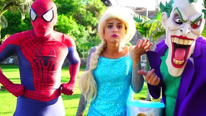 GIGANTE Huevos Sorpresa! Hombre Araña & Frozen Elsa vs Guason & Malefica w/ Superman, Venom
