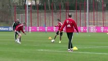 Funny - Pep Guardiola kidding after Toni Kroos tackling Thomas Müller - FC Bayern Munich
