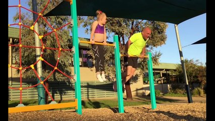 Фантастический отец маленькой гимнастки пытается повторять за дочерью все ее трю