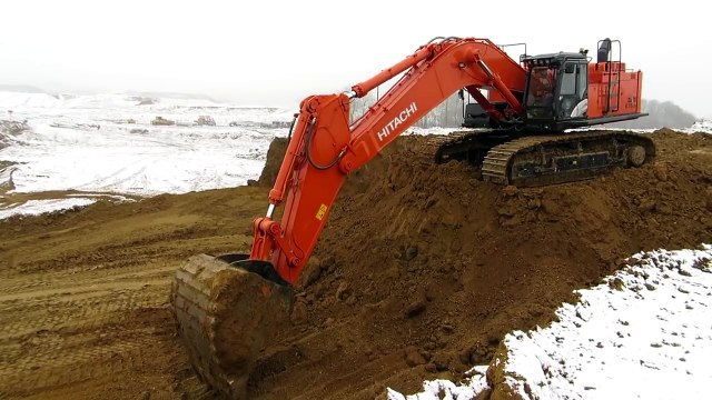 Hitachi Zaxis 670 LCH-5 - Hitachi Excavator loading dump trucks