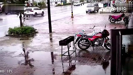 Kamyonetten Fırlayan Lastiğin Bowling Etkisi