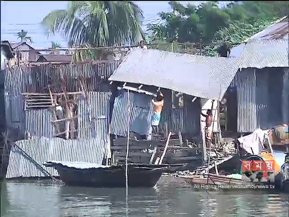 কীর্তনখোলা নদীর পাড়ে অবৈধ স্থাপনা উচ্ছেদ কার্যক্রম স্থানীয়দের বাধায় পণ্ড