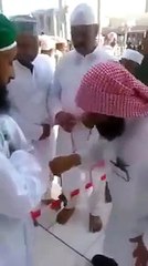 Masjid Nabvi Main Taveez Pehne is Madni Bhai Ke Saath Kia Hua.. Dekhen