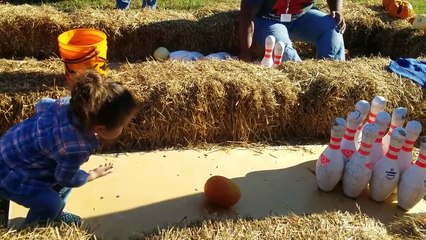 Cette fillette ne fera pas carrière en Bowling... Mais qu'elle est nulle!
