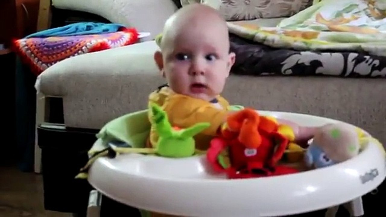 Quand ton bébé est effrayé par le jouet du chien... Aahaha