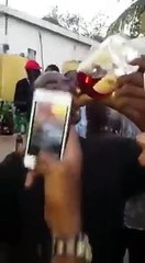 Incroyable! Ce monsieur boit d'un trait une grosse bouteille de liqueur