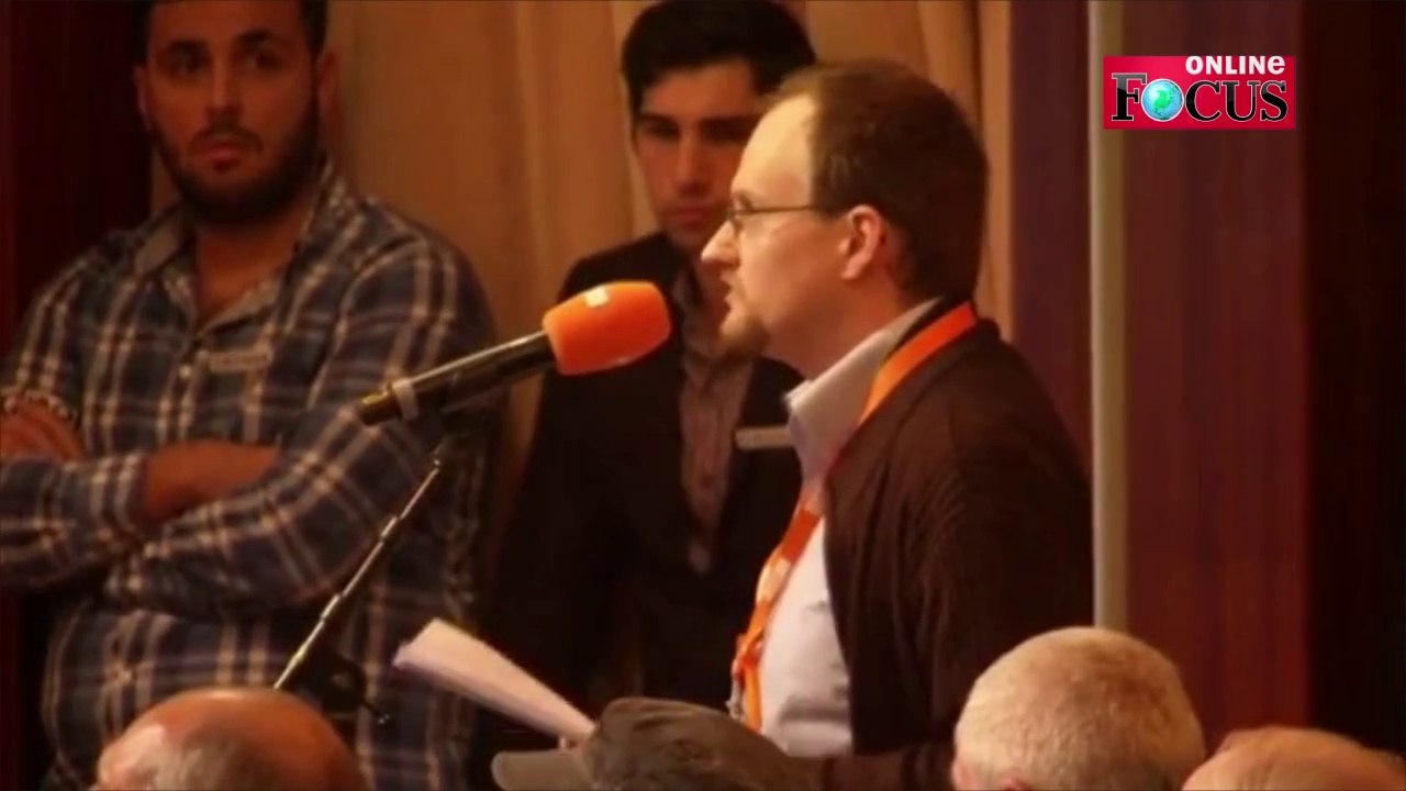 Redner attackieren Kanzlerin Merkel scharf