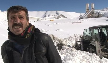 Uzun hava söyleyerek kurtarılmayı bekledi