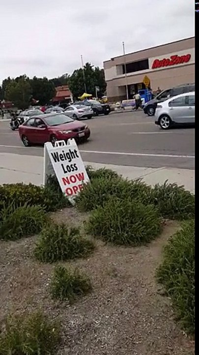 Une femme en furie agite deux couteaux de cuisine devant des policers et se fait calmer