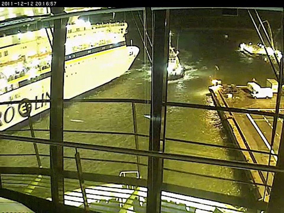 Un remorqueur fait une belle manœuvre pour éviter de justesse qu’un bateau ne percute un autre bateau