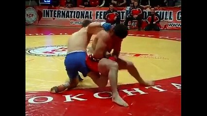 Il parvient à soumettre son adversaire malgré l'état de son genou