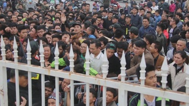 Multitud de aficionados intentan conseguir entradas para el enfrentamiento Vietnam-Indonesia