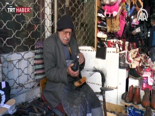60 yıldır aynı köşede ayakkabı tamir ediyor