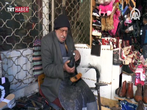 60 yıldır aynı köşede ayakkabı tamir ediyor