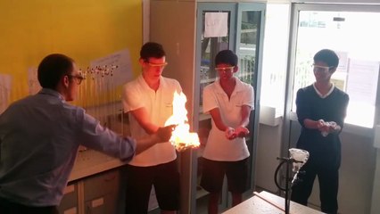 Jeu de la patate chaude avec du gaz enflammé