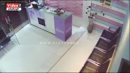 بالفيديو..لص يسرق تليفون محمول من داخل استوديو تصوير بالسويس