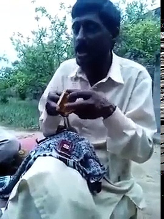 ماچس کی ڈبیا بجا کر گانے والا گلوکار بڑے کمال کا فن کار ہے --