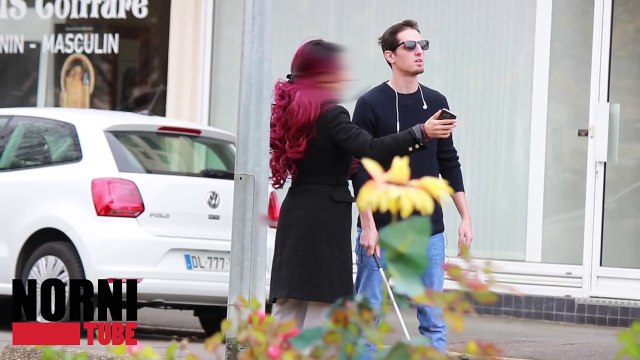 Comme il est aveugle, elle n'a aucun scrupule à le voler !