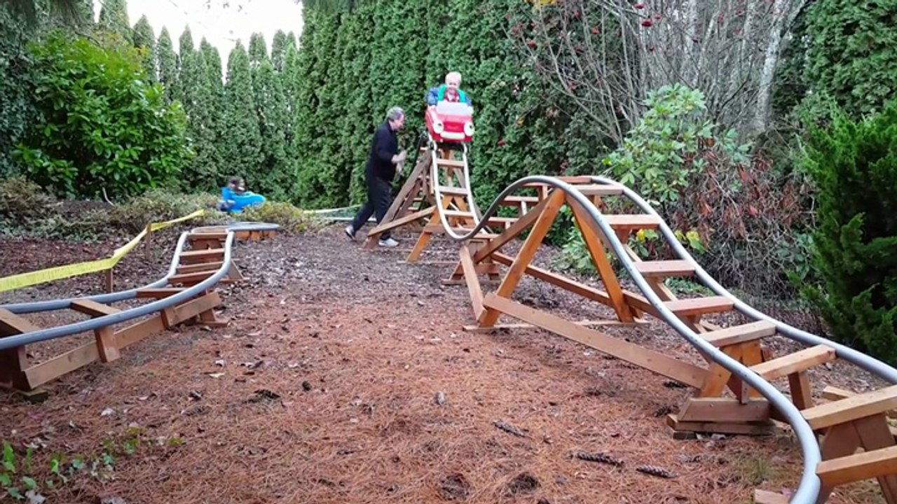 Un papy construit des montagnes russes pour ses enfants