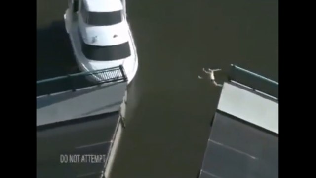 Une femme saute d'un pont pour échapper à la police.