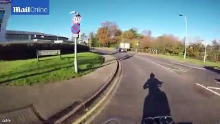 Motorcyclist gets Revenge when Handing Back Driver’s Dropped Wallet