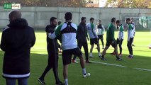 Les joueurs du Betis félicitent Mandi pour son nouveau né