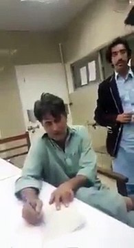 Quetta Ke Hospital Main Doctor Sharab Ke Nashe Main Dhut Mareezon Ka Ilaaj Karte Hue