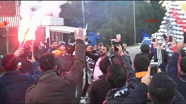 Beşiktaş, Kadıköy'e meşalelerle uğurlandı