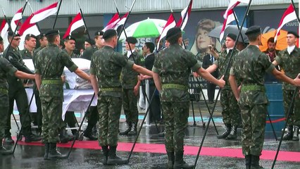 Sob forte chuva, Chapecó se despede de seus heróis